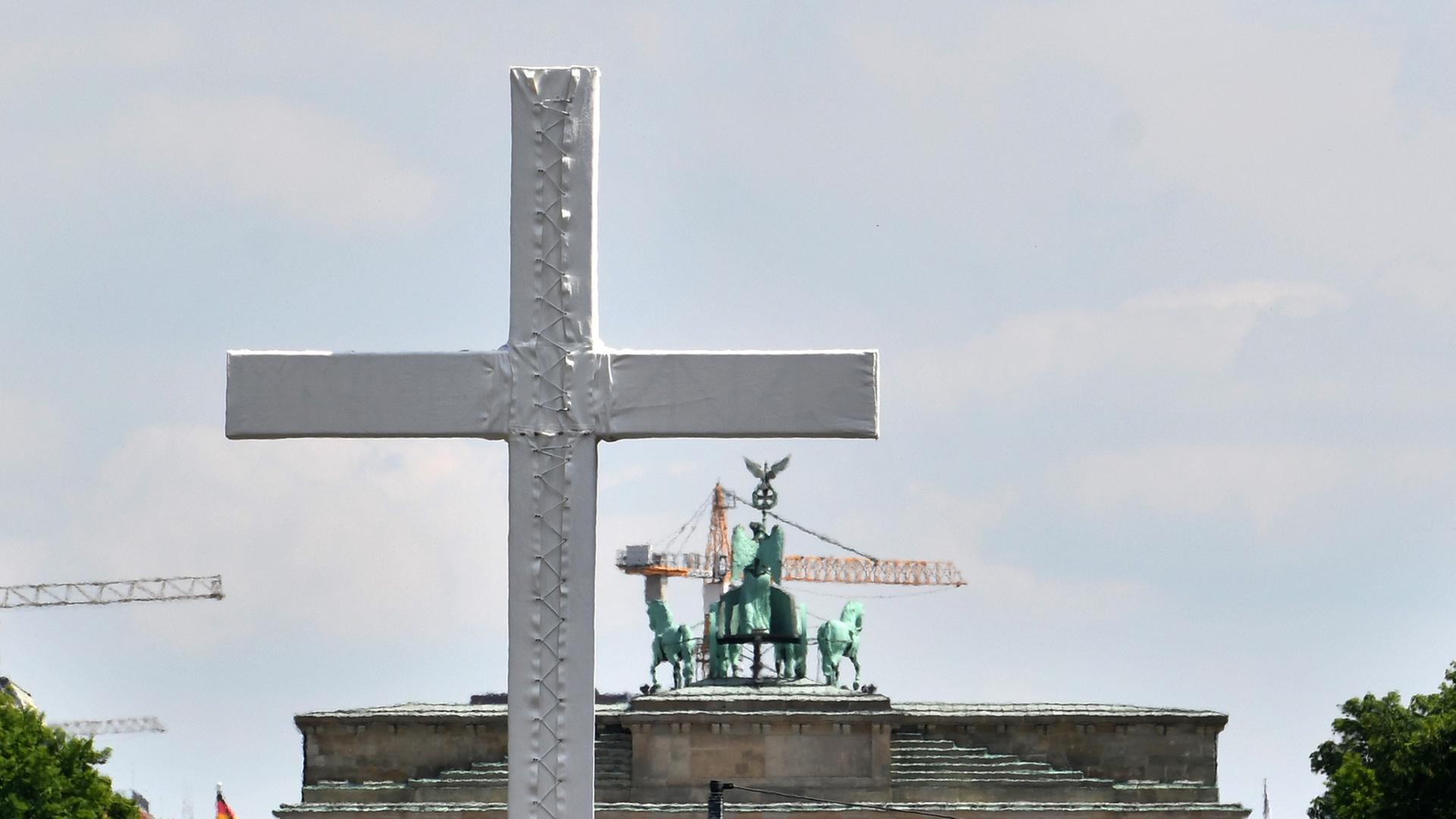Vorbereitungen zum Kirchentag: ein Kreuz auf der Straße des 17. Juni vor dem Brandenburger Tor in Berlin Vorbereitungen zum Kirchentag: ein Kreuz auf der Straße des 17. Juni vor dem Brandenburger Tor in Berlin