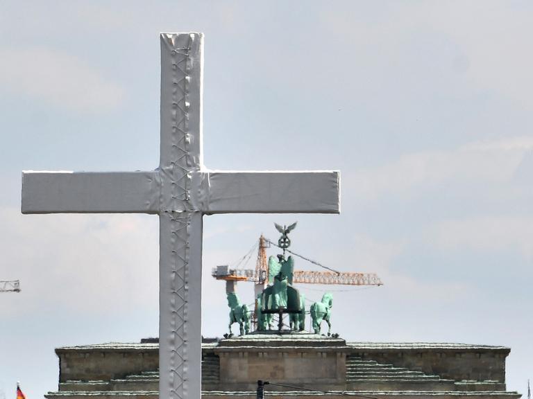 Vorbereitungen zum Kirchentag: ein Kreuz auf der Straße des 17. Juni vor dem Brandenburger Tor in Berlin