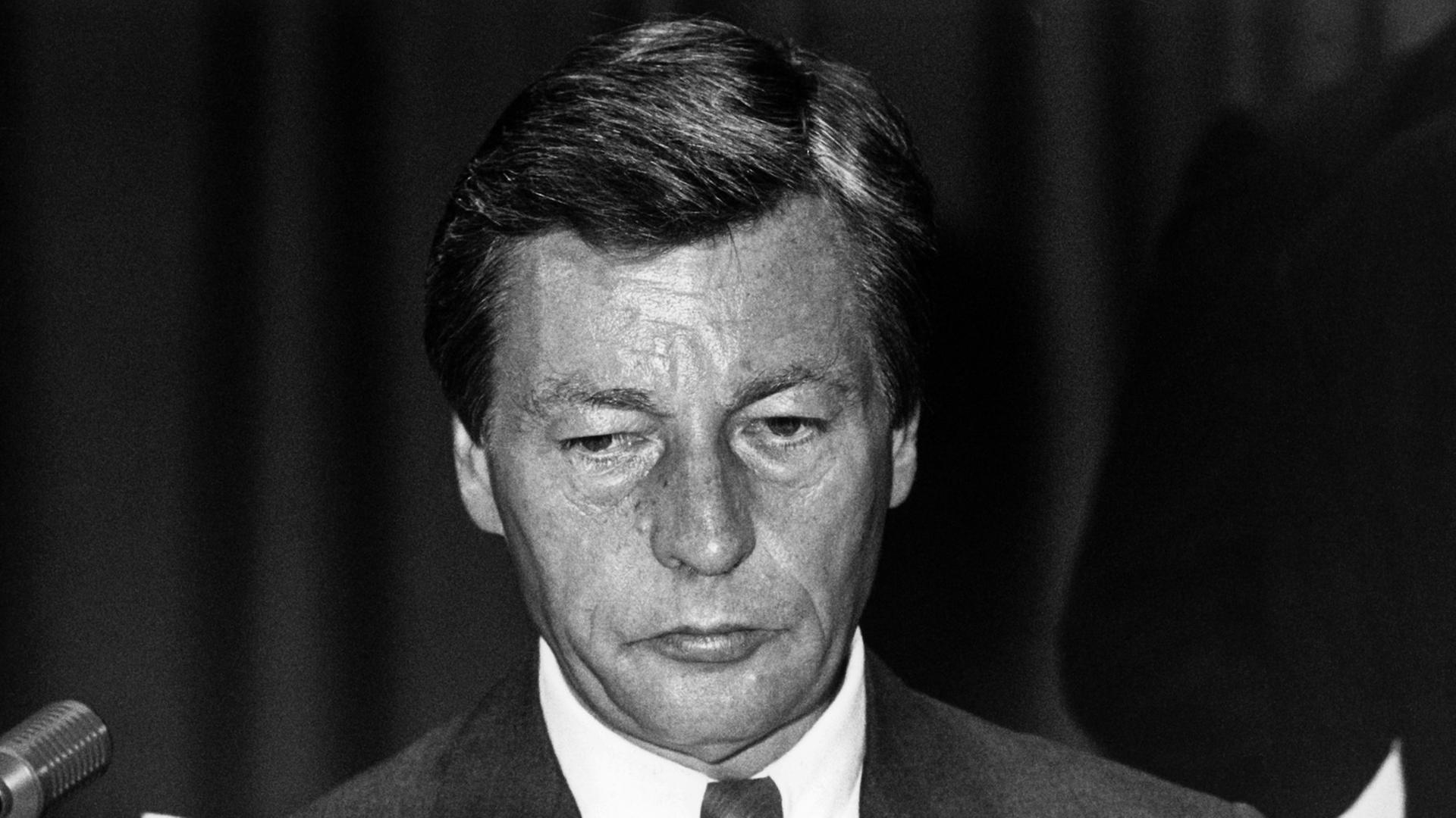 Der Vorstandssprecher der Deutschen Bank Alfred Herrhausen liest eine Firmenzeitung zu Beginn der Hauptversammlung der Daimler Benz AG am 28.06.1989 in Berlin. Der Vorstandssprecher der Deutschen Bank Alfred Herrhausen liest eine Firmenzeitung zu Beginn der Hauptversammlung der Daimler Benz AG am 28.06.1989 in Berlin.