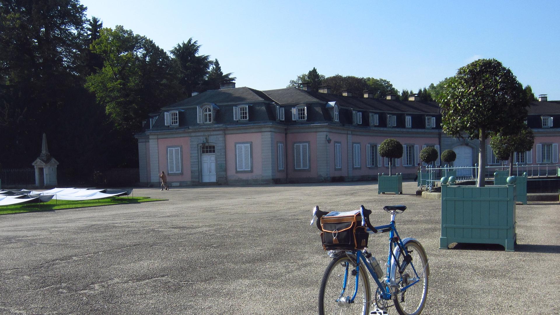 Ein Fahrrad steht an einem sonnigen Tag im Park von Schloss Benrath, Düsseldorf Ein Fahrrad steht an einem sonnigen Tag im Park von Schloss Benrath, Düsseldorf