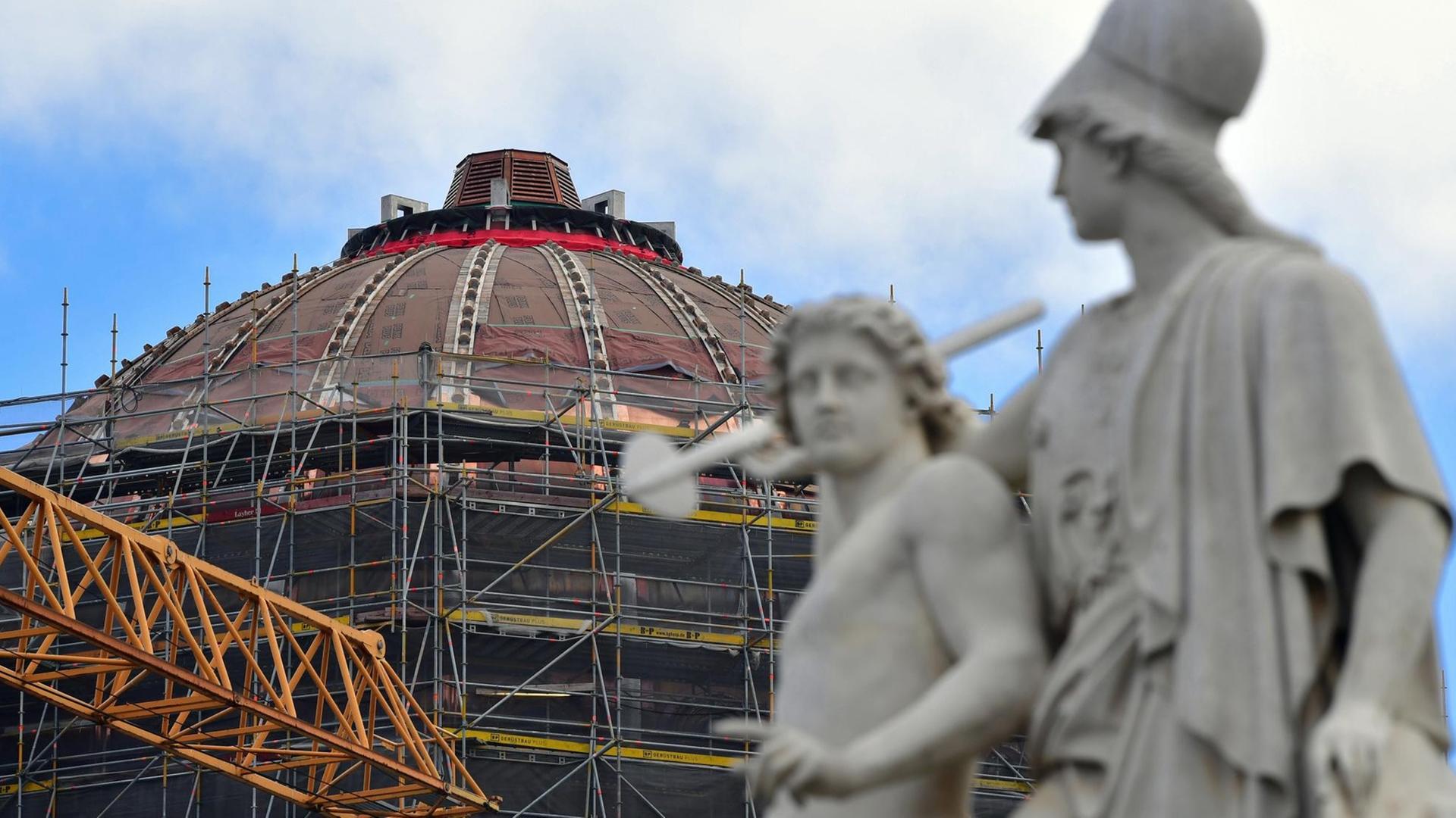 Berlin: Die Skulptur "Athena unterrichtet den Jungen im Waffengebrauch" ist auf der Schlossbrücke vor der Kulisse der Kuppel des Humbold-Forums im Berliner Schloß zu sehen. Berlin: Die Skulptur "Athena unterrichtet den Jungen im Waffengebrauch" ist auf der Schlossbrücke vor der Kulisse der Kuppel des Humbold-Forums im Berliner Schloß zu sehen.