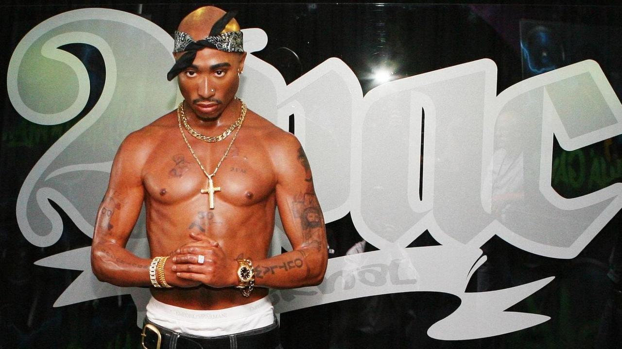Eine Wachsfigur des Rappers Tupac Shakur im Londoner Madame Tussauds-Museum. Die Figur trägt ein Piratentuch auf dem Kopf. Der blanke Oberkörper ist tätowiert.