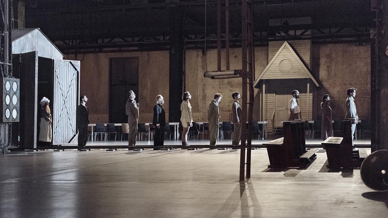 Christoph Marthalers "Universe, Incomplete" in der Jahrhunderthalle Bochum bei der Ruhrtriennale 2018 Christoph Marthalers "Universe, Incomplete" in der Jahrhunderthalle Bochum bei der Ruhrtriennale 2018