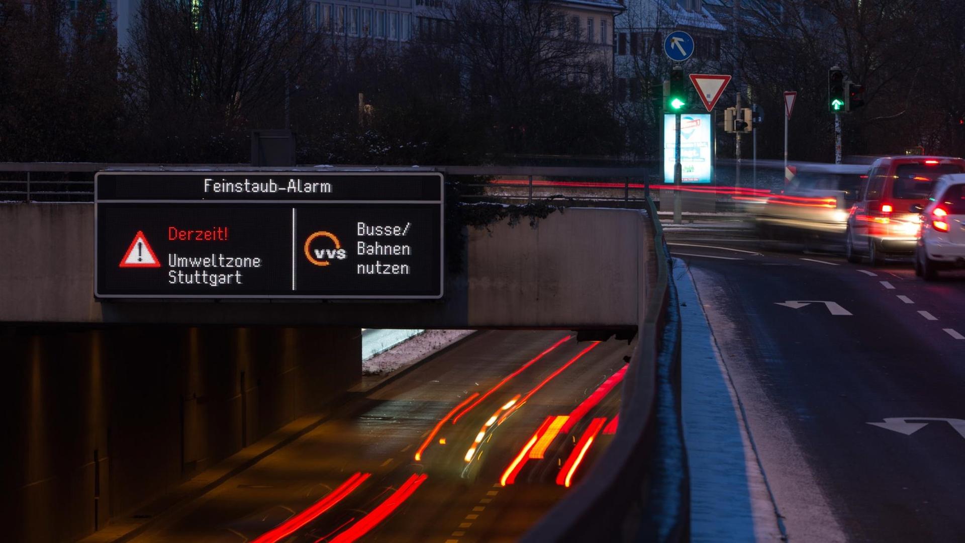 Autos fahren am 18.01.2016 in Stuttgart (Baden-Württemberg) durch die Innenstadt, während auf einer Anzeige ein Feinstaub-Alarm für die Umweltzone Stuttgart angezeigt und auf öffentliche Verkehrsmittel hingewiesen wird. Autos fahren am 18.01.2016 in Stuttgart (Baden-Württemberg) durch die Innenstadt, während auf einer Anzeige ein Feinstaub-Alarm für die Umweltzone Stuttgart angezeigt und auf öffentliche Verkehrsmittel hingewiesen wird.