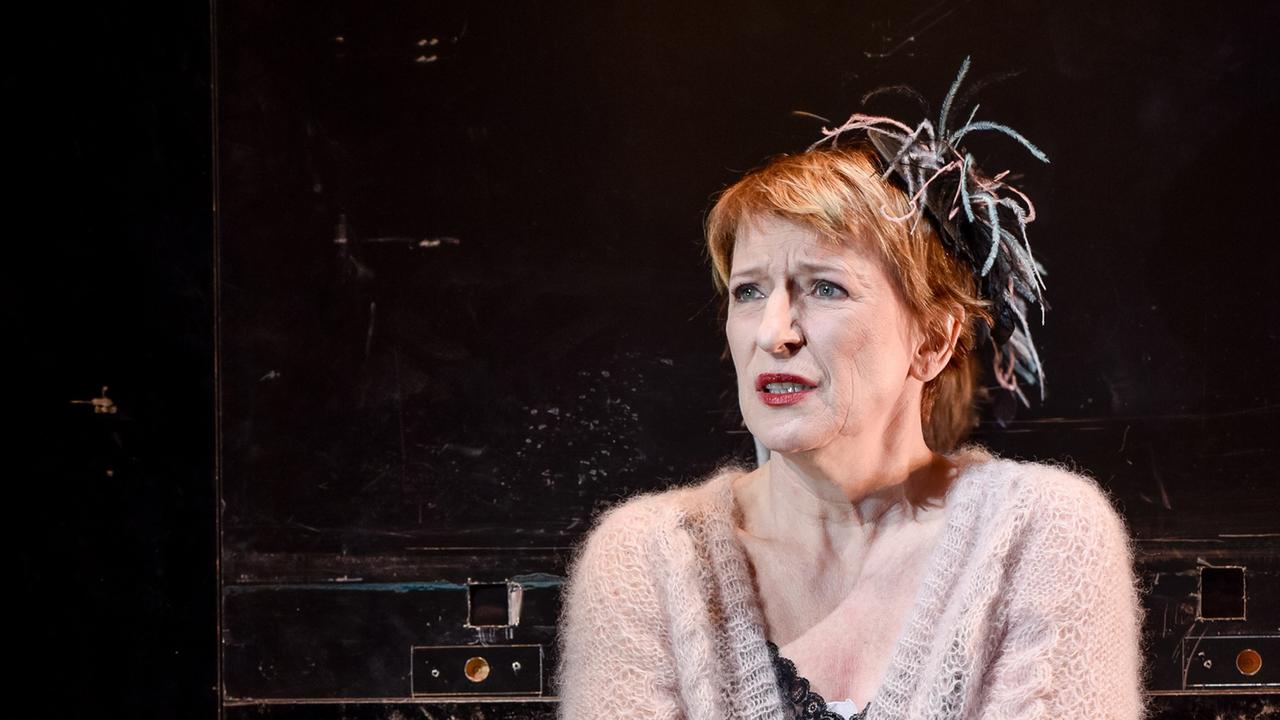 Dagmar Manzel in Christian Schwochows Inszenierung von Samuel Becketts "Glückliche Tage" am Deutschen Theater Berlin Dagmar Manzel in Christian Schwochows Inszenierung von Samuel Becketts "Glückliche Tage" am Deutschen Theater Berlin