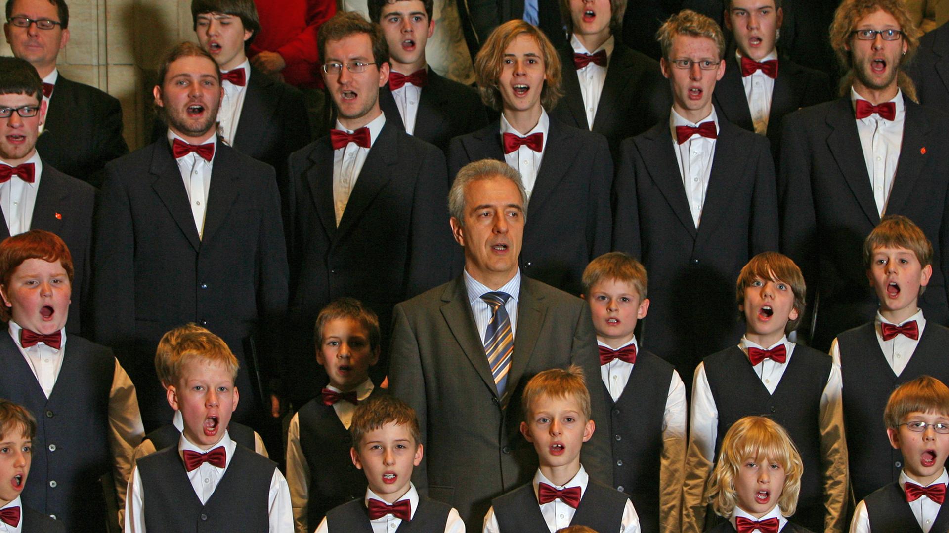 Der sächsische Ministerpräsident Stanislaw Tillich singt gemeinsam mit einem Knabenchor. Der sächsische Ministerpräsident Stanislaw Tillich singt gemeinsam mit einem Knabenchor.