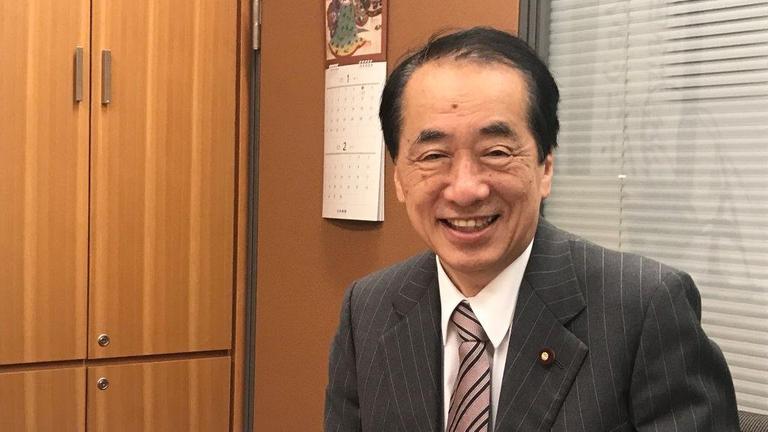 Naoto Kan, Alt-'68er und ehemaliger Premierminister in seinem Büro lächelnd.