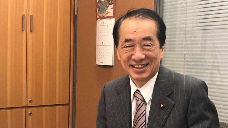 Naoto Kan, Alt-'68er und ehemaliger Premierminister in seinem Büro lächelnd. Naoto Kan, Alt-'68er und ehemaliger Premierminister in seinem Büro lächelnd.