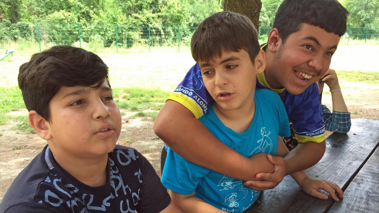 Iranische Jungen im Flüchtlingscamp Principovac, Serbien, 2018 Iranische Jungen im Flüchtlingscamp Principovac, Serbien, 2018