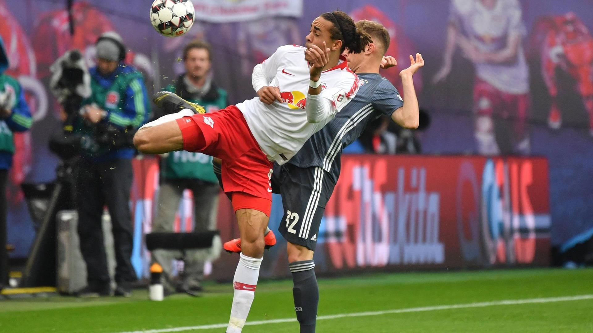 Yussuf Poulsen (RB Leipzig) im Zweikampf mit Joshua Kimmich (Bayern München)