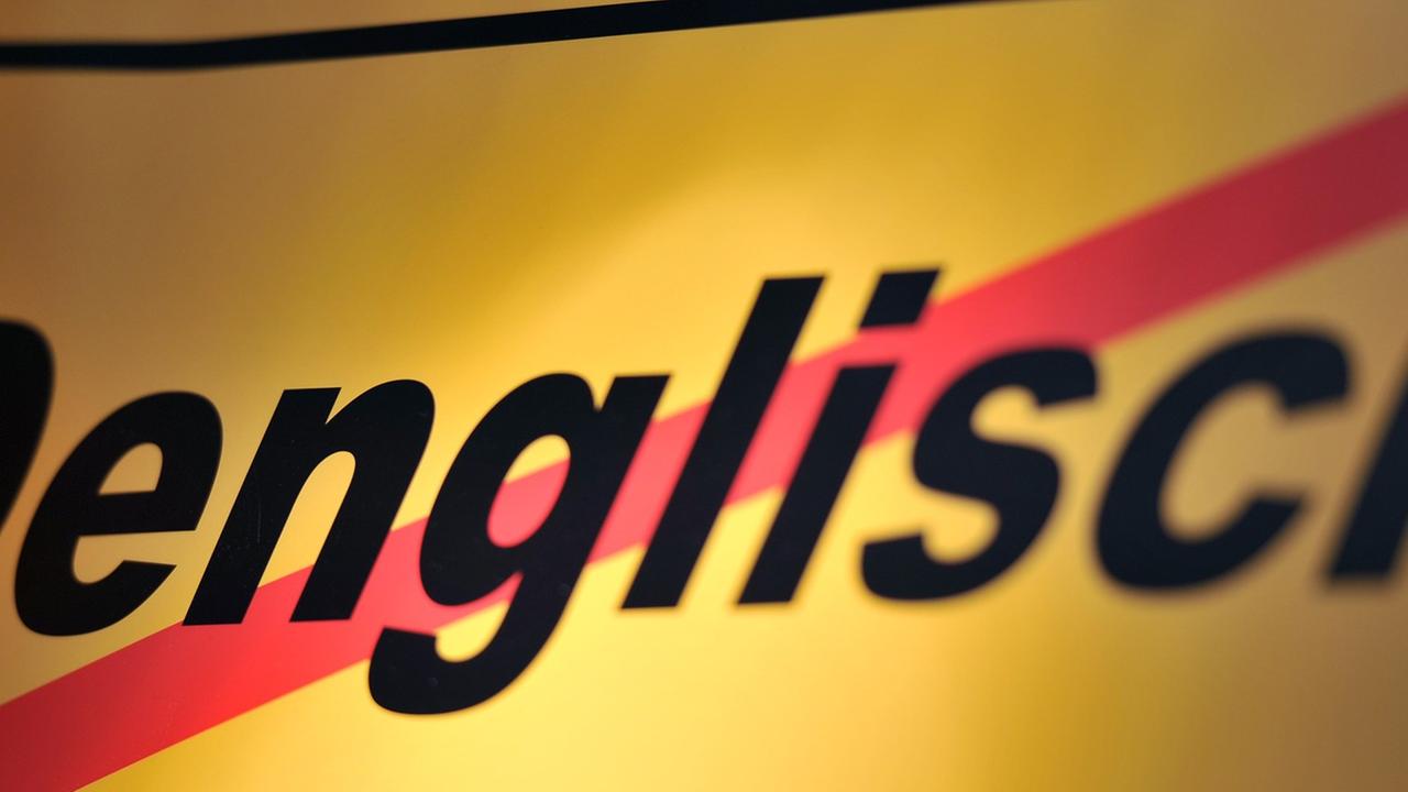 "Denglisch" steht auf der Leipziger Buchmesse auf einem Plakat. "Denglisch" steht auf der Leipziger Buchmesse auf einem Plakat.