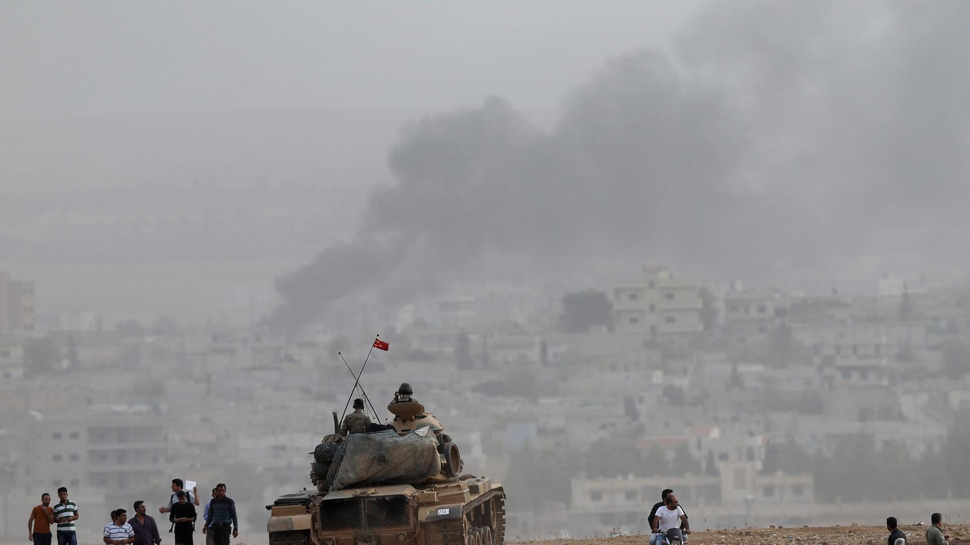Die Grenze bei Kobane: türkische Panzer und Schaulustige Die Grenze bei Kobane: türkische Panzer und Schaulustige