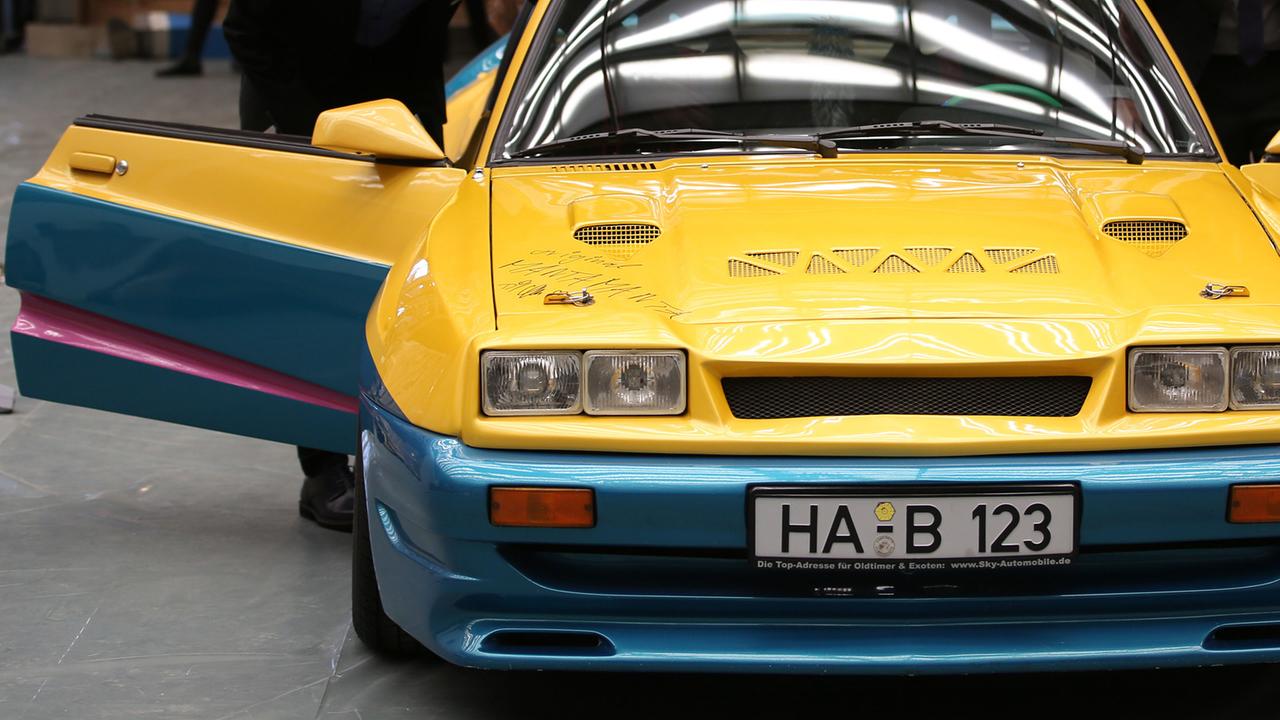 Der Opel Manta aus dem Film "Manta, Manta" ist eines der Exponate für die Ausstellung "Geliebt - Gebraucht - Gehasst. Die Deutschen und ihre Autos" im Bonner Haus der Geschichte. Der Opel Manta aus dem Film "Manta, Manta" ist eines der Exponate für die Ausstellung "Geliebt - Gebraucht - Gehasst. Die Deutschen und ihre Autos" im Bonner Haus der Geschichte.