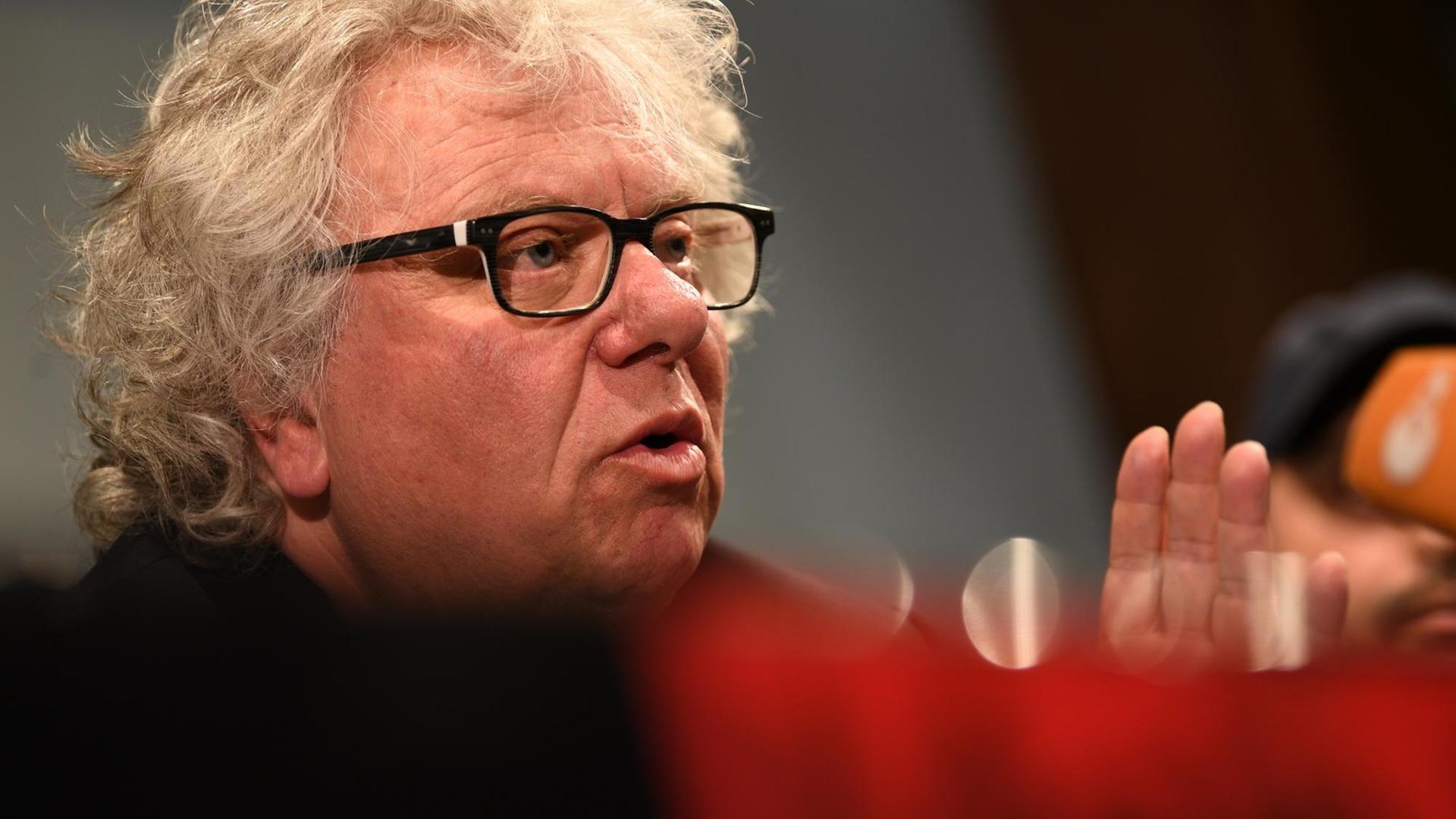 Der Intendant Christoph Nix spricht im Theater Konstanz während einer Pressekonferenz anläßlich der Inszenierung "Mein Kampf". Der Intendant Christoph Nix spricht im Theater Konstanz während einer Pressekonferenz anläßlich der Inszenierung "Mein Kampf".