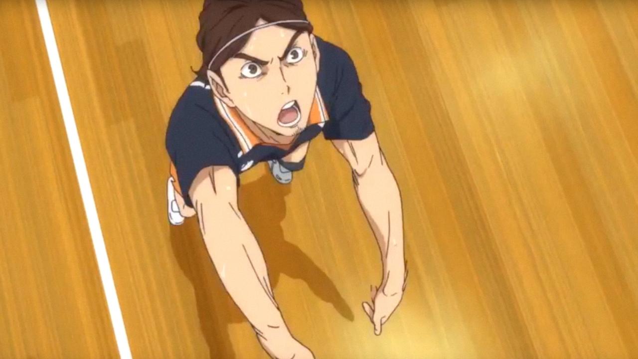 Szene aus der Trickserie "Haikyu": Junge auf einem Volleyballspielfeld blickt nach oben. Szene aus der Trickserie "Haikyu": Junge auf einem Volleyballspielfeld blickt nach oben.