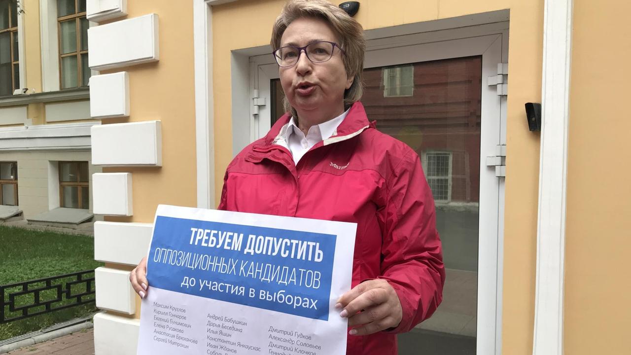Die Moskauer Kandidatin Jelena Russakowa vor dem Gebäude der Wahlkommission Die Moskauer Kandidatin Jelena Russakowa vor dem Gebäude der Wahlkommission