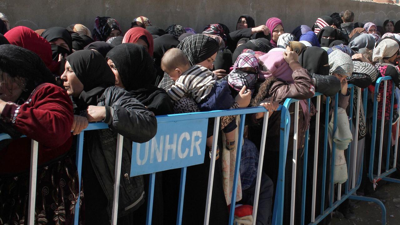 Syrische Flüchtlinge warten in einem Camp nahe der Syrischen Grenze in Libanon auf ihre Registrierung. 