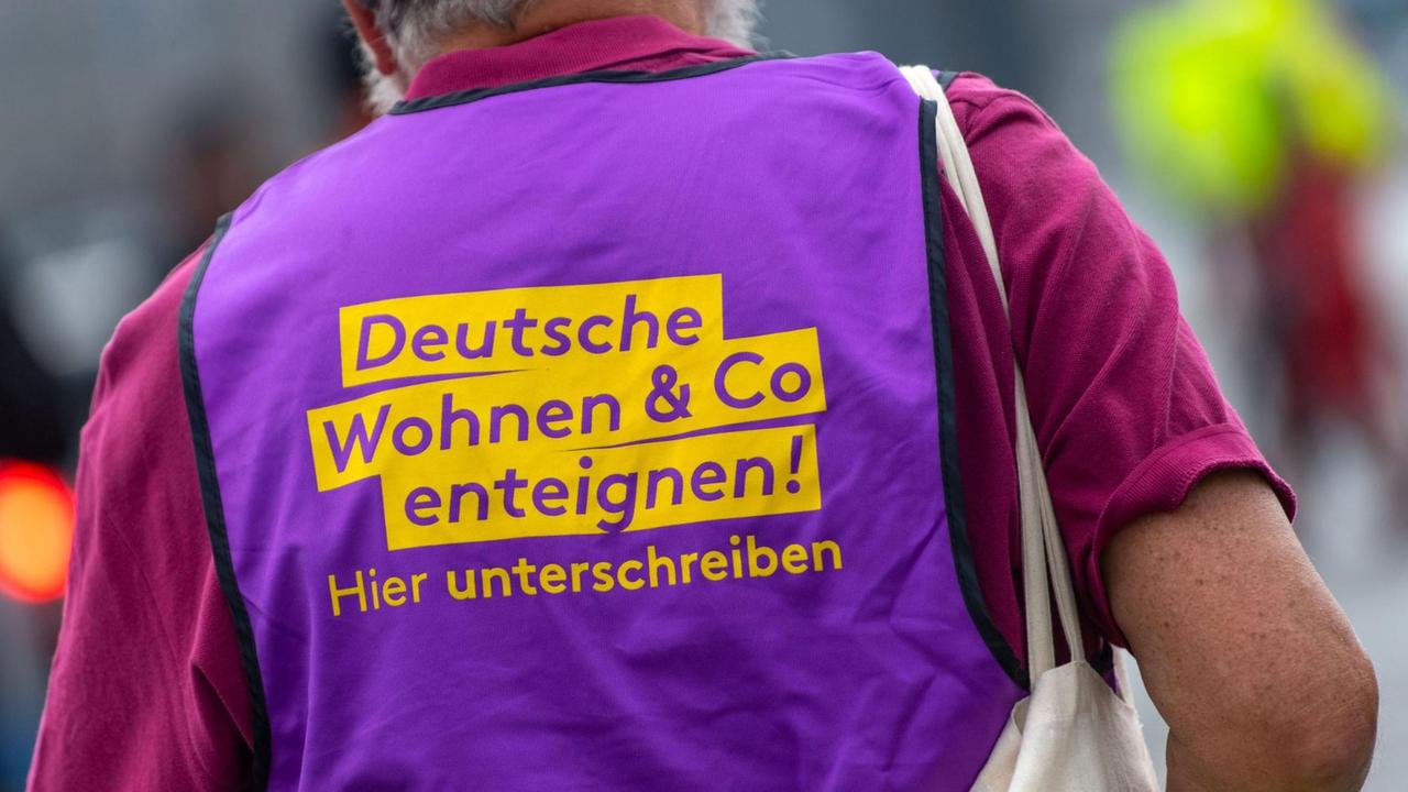 Ein Mann sammelt in Berlin am 1. Mai Unterschriften für das Volksbegehren "Deutsche Wohnen Co enteignen!". Ein Mann sammelt in Berlin am 1. Mai Unterschriften für das Volksbegehren "Deutsche Wohnen Co enteignen!".