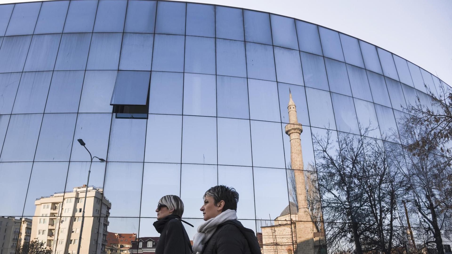 Das Parlamentsgebäude in Pristina, der Hauptstadt des Kosovo. Das Parlamentsgebäude in Pristina, der Hauptstadt des Kosovo.