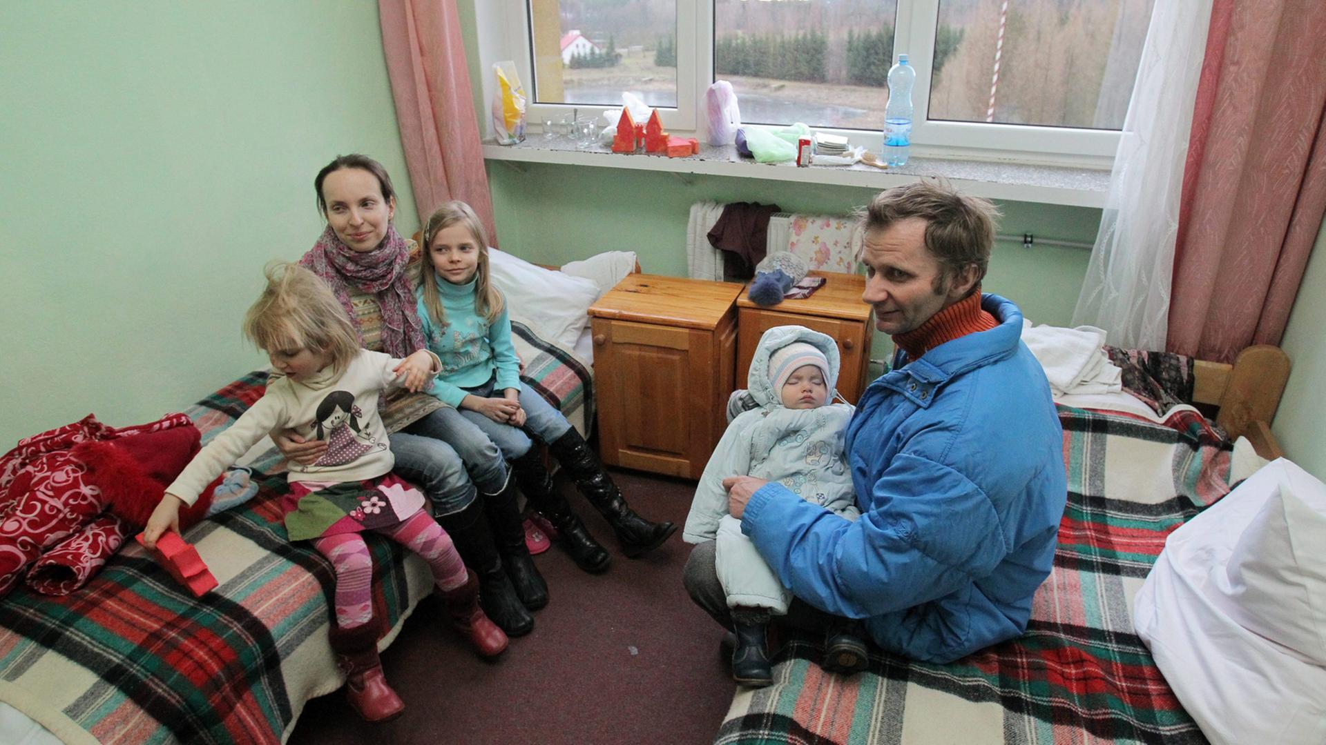 Eine ukrainische Flüchtlingsfamilie in einem Aufnahmelager der Caritas in Rybaki, Polen.