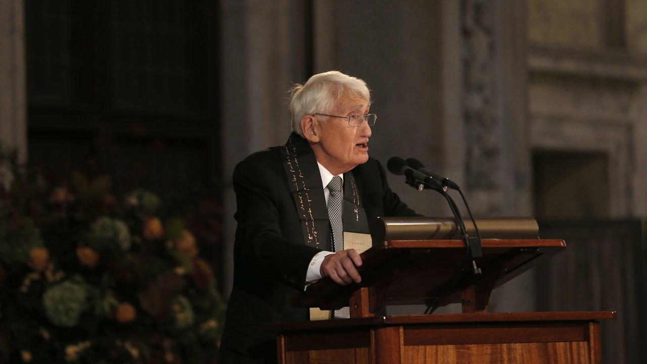 Der Philosoph Jürgen Habermas hält im November 2013 eine Rede in Amsterdam. Der Philosoph Jürgen Habermas hält im November 2013 eine Rede in Amsterdam.