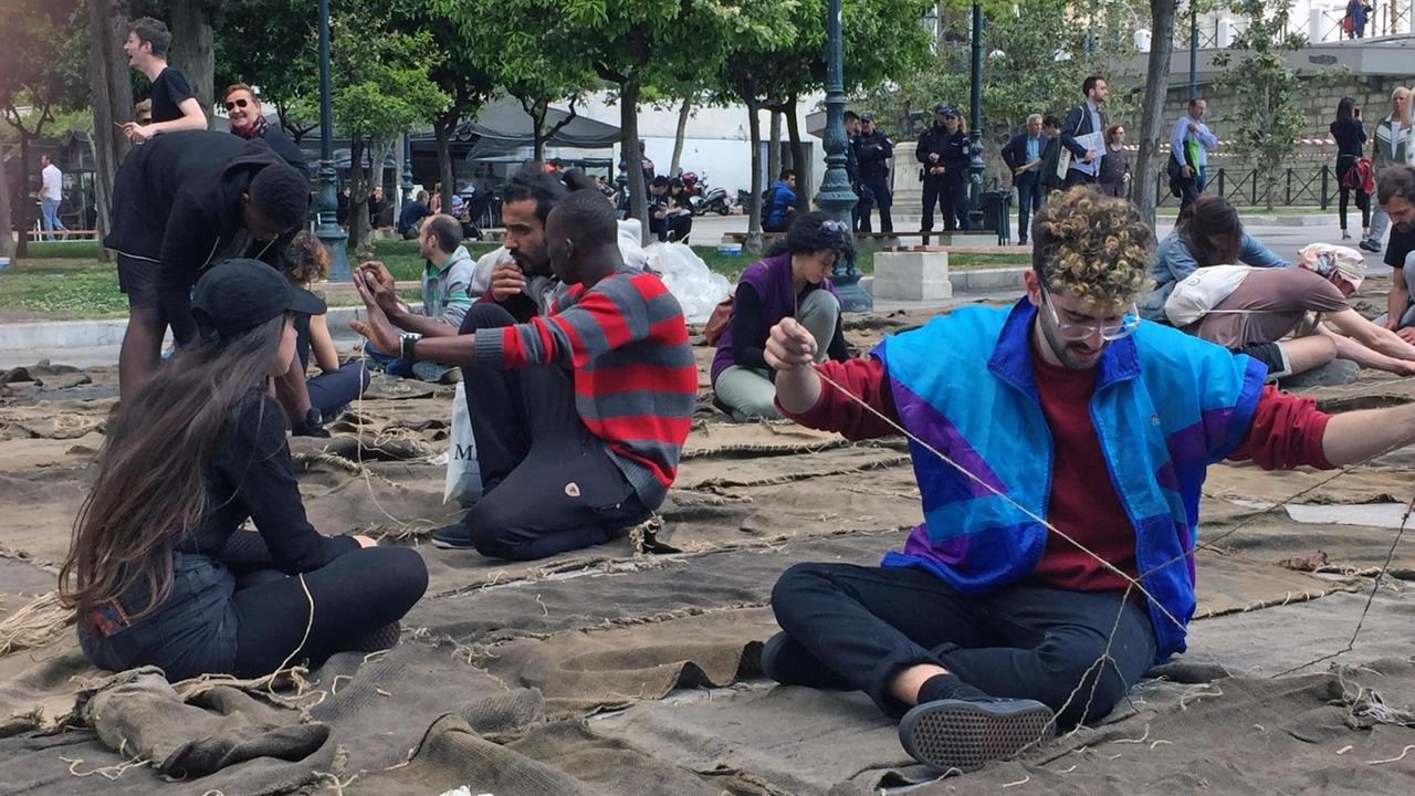 Kollektives Jutesack-Nähen Performance von Ibrahim Mahama auf dem Syntgma-Platz. Eröffnung documenta 2017 in Athen, 8.4.2017 in Griechenland. Kollektives Jutesack-Nähen Performance von Ibrahim Mahama auf dem Syntgma-Platz. Eröffnung documenta 2017 in Athen, 8.4.2017 in Griechenland.
