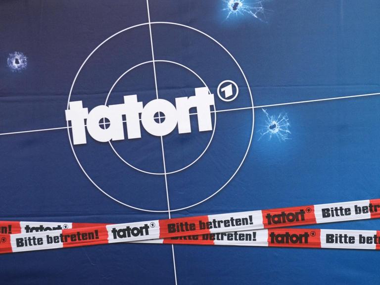 Das "Tatort"-Logo und Absperrbanderolen bei Dreharbeiten zum Freiburg-"Tatort" mit Heike Makatsch