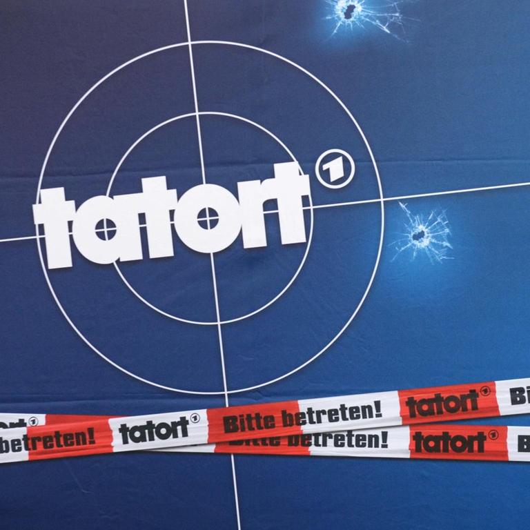 Das "Tatort"-Logo und Absperrbanderolen bei Dreharbeiten zum Freiburg-"Tatort" mit Heike Makatsch