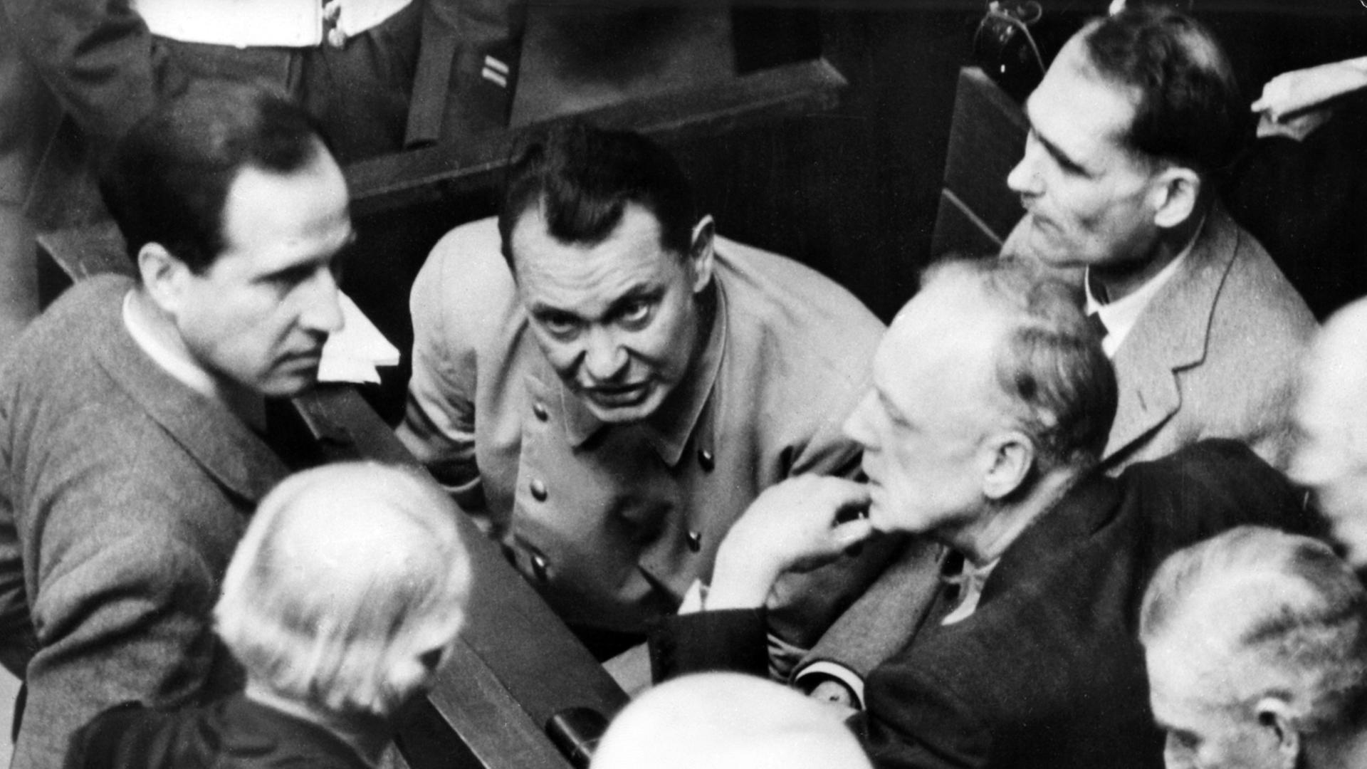 Die Hauptangeklagten (L-R) Hermann Göring, Rudolf Heß und Joachim von Ribbentrop auf der Anklagebank während der Nürnberger Hauptkriegsverbrecherprozesse am 13.02.1946 in Nürnberg. Die Hauptangeklagten (L-R) Hermann Göring, Rudolf Heß und Joachim von Ribbentrop auf der Anklagebank während der Nürnberger Hauptkriegsverbrecherprozesse am 13.02.1946 in Nürnberg.