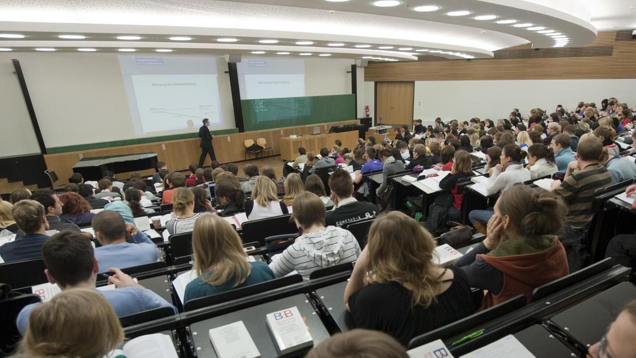 Students are following a law lecture at a lecture on the new campus of the University of Leipzig. Students are following a law lecture at a lecture on the new campus of the University of Leipzig.