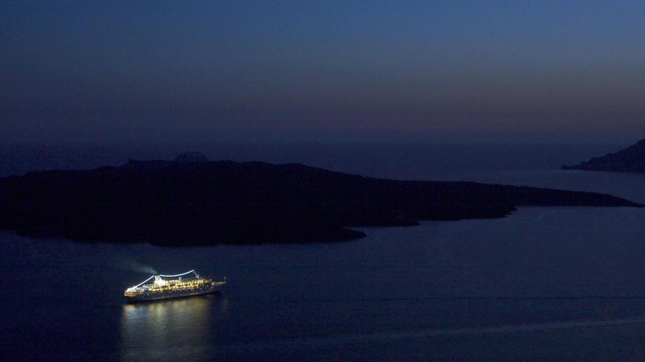 Beleuchtetes Kreuzfahrtschiff in der Nacht. Beleuchtetes Kreuzfahrtschiff in der Nacht.