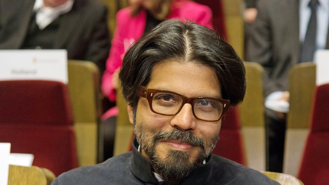 Der indische Schriftsteller Pankaj Mishra, Preisträger des Leipziger Buchpreises zur Europäischen Verständigung während des Festakts anlässlich der Eröffnung der Leipziger Buchmesse 2014 im Gewandhaus. Der indische Schriftsteller Pankaj Mishra, Preisträger des Leipziger Buchpreises zur Europäischen Verständigung während des Festakts anlässlich der Eröffnung der Leipziger Buchmesse 2014 im Gewandhaus.