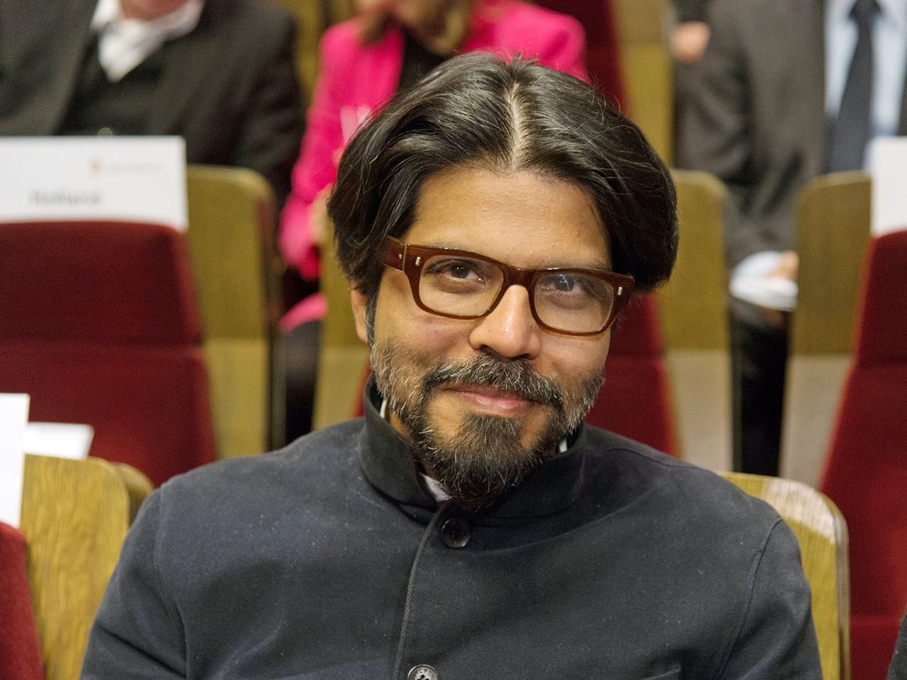 Der indische Schriftsteller Pankaj Mishra, Preisträger des Leipziger Buchpreises zur Europäischen Verständigung während des Festakts anlässlich der Eröffnung der Leipziger Buchmesse 2014 im Gewandhaus. Der indische Schriftsteller Pankaj Mishra, Preisträger des Leipziger Buchpreises zur Europäischen Verständigung während des Festakts anlässlich der Eröffnung der Leipziger Buchmesse 2014 im Gewandhaus.