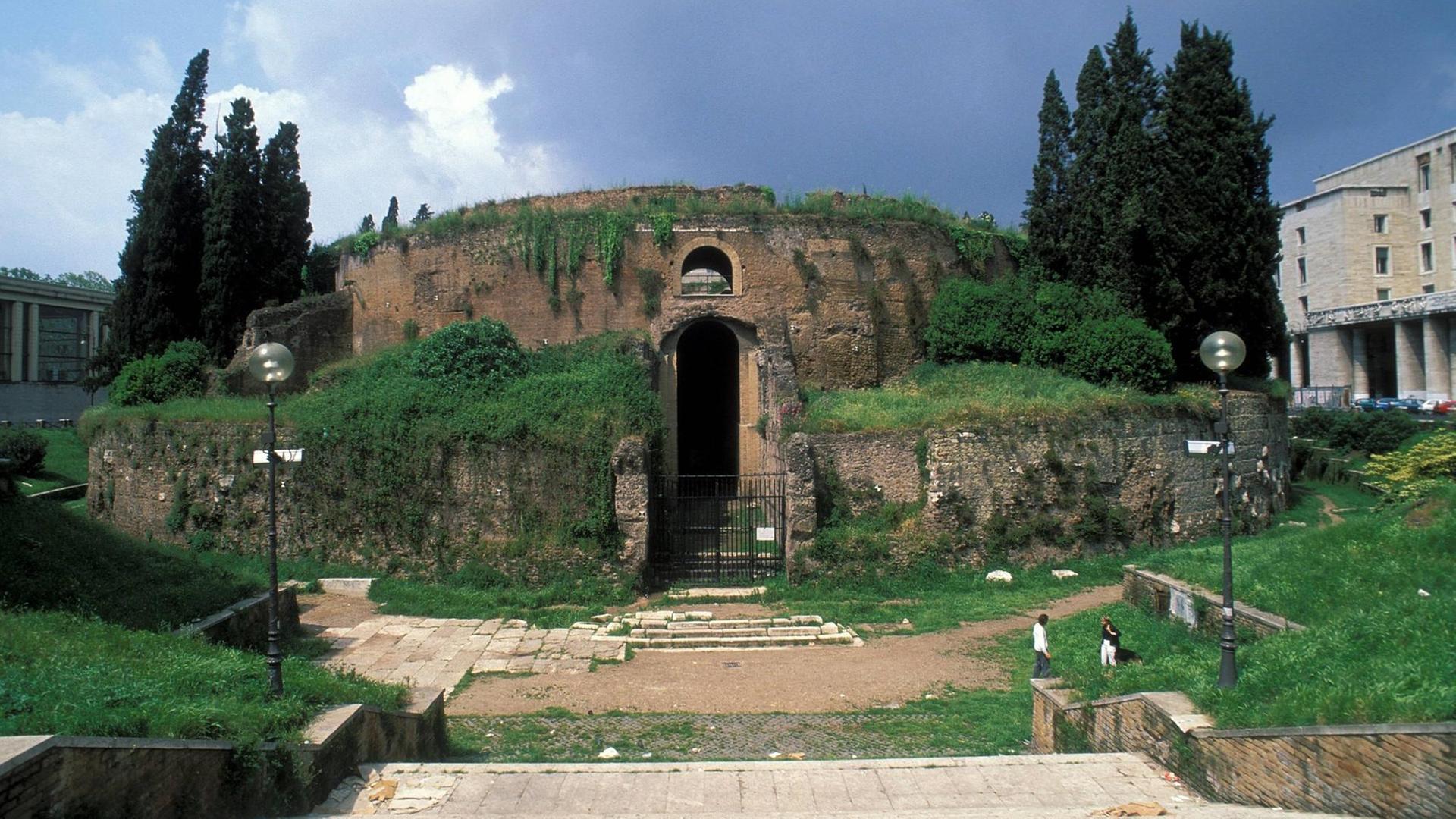 Der Eingang zum Augustusmausoleum in Rom.