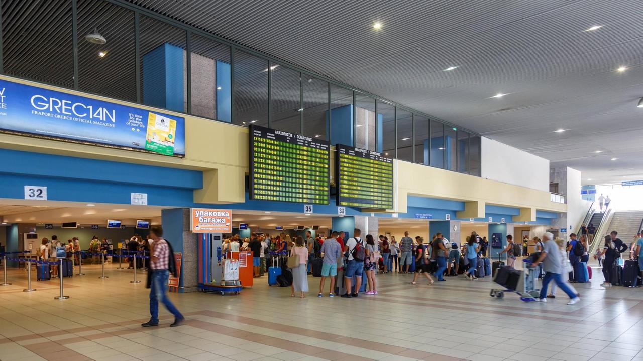 Menschen am Terminal am Flughafen Rhodos