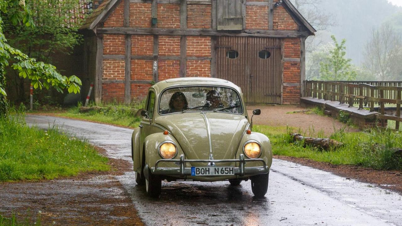 Ein VW-Käfer mit historischem "H"-Kennzeichen bei einer Ausfahrt. Ein VW-Käfer mit historischem "H"-Kennzeichen bei einer Ausfahrt.