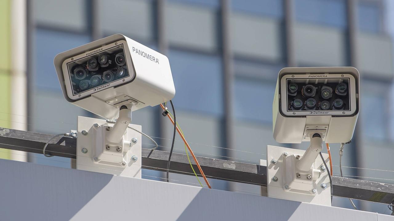 Die hochauflösenden Panomera-Kameras sind an der Brüstung des Berliner Europa-Centers befestigt und überwachen den Breitscheidplatz während des evangelischen Kirchentages und des DFB-Pokalfinales im Mai 2017. Die hochauflösenden Panomera-Kameras sind an der Brüstung des Berliner Europa-Centers befestigt und überwachen den Breitscheidplatz während des evangelischen Kirchentages und des DFB-Pokalfinales im Mai 2017.