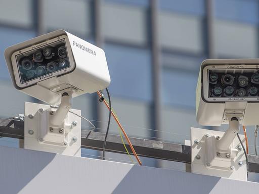 Die hochauflösenden Panomera-Kameras sind an der Brüstung des Berliner Europa-Centers befestigt und überwachen den Breitscheidplatz während des evangelischen Kirchentages und des DFB-Pokalfinales im Mai 2017.