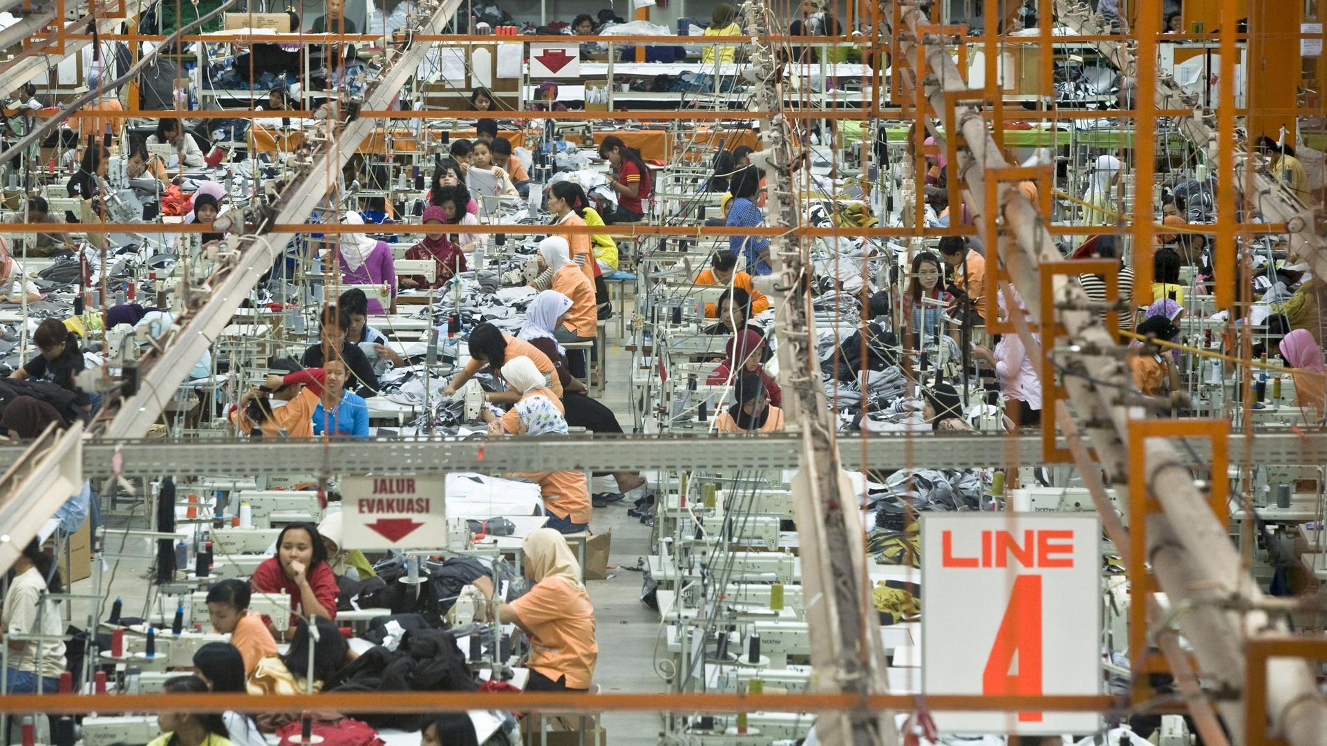 Blick in eine Textilfabrik in der Region um Sukabumi, die eine der großen Arbeitgeber in der Region ist und circa 1500 in der Hauptsache Arbeiterinnen beschäftigt. Aufnahme vom 11.09.2008 Blick in eine Textilfabrik in der Region um Sukabumi, die eine der großen Arbeitgeber in der Region ist und circa 1500 in der Hauptsache Arbeiterinnen beschäftigt. Aufnahme vom 11.09.2008
