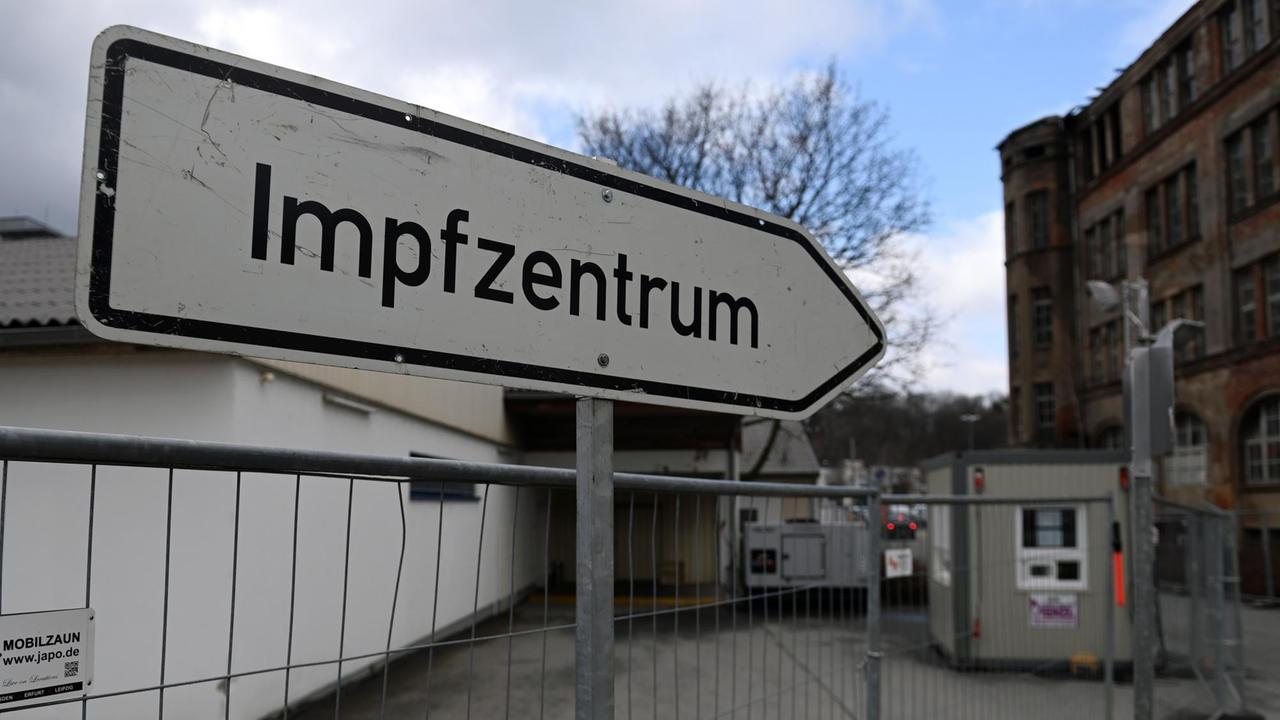 Ein Schild weist den Weg zur Einfahrt des Impfzentrums in Chemnitz.