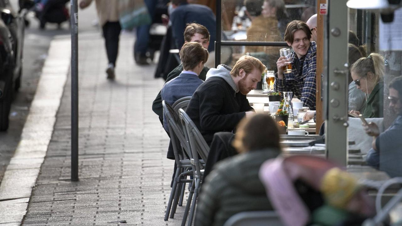 Menschen in einer Bar in Stockholm Menschen in einer Bar in Stockholm