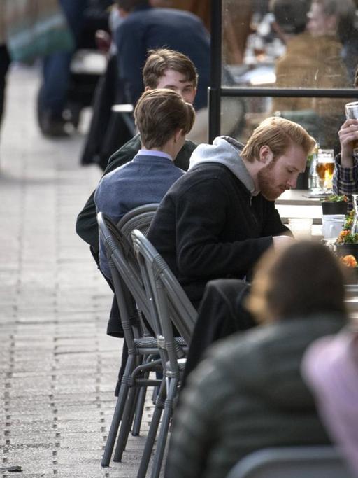 Menschen in einer Bar in Stockholm