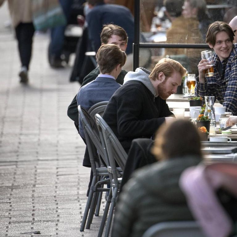 Menschen in einer Bar in Stockholm am 20. April. Trotz der Coronakrise steht in Schweden das öffentliche Leben nicht still.