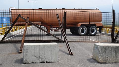 Ein Tanklaster blockiert die Zufahrt zu "Las Tienditas", einer Brücke, die Venezuela mit Kolumbien verbindet