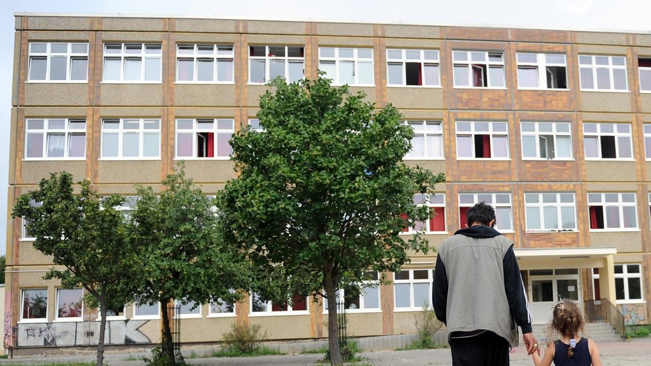 Flüchtlinge aus Syrien auf einem Hof vor einem Flüchtlingsheim in Berlin-Hellersdorf Flüchtlinge aus Syrien auf einem Hof vor einem Flüchtlingsheim in Berlin-Hellersdorf