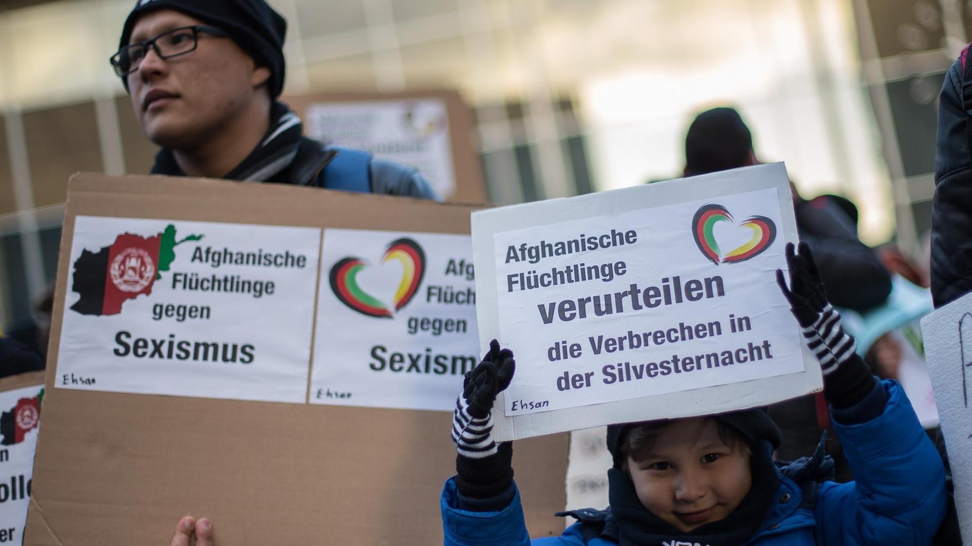 Flüchtlinge aus Afghanistan protestieren am 16.01.2016 in Köln (Nordrhein-Westfalen) bei einer Demonstration "Syrische Flüchtlinge sagen Nein zu den Übergriffen von Köln!"
