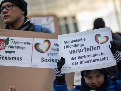 Flüchtlinge aus Afghanistan protestieren am 16.01.2016 in Köln (Nordrhein-Westfalen) bei einer Demonstration "Syrische Flüchtlinge sagen Nein zu den Übergriffen von Köln!"