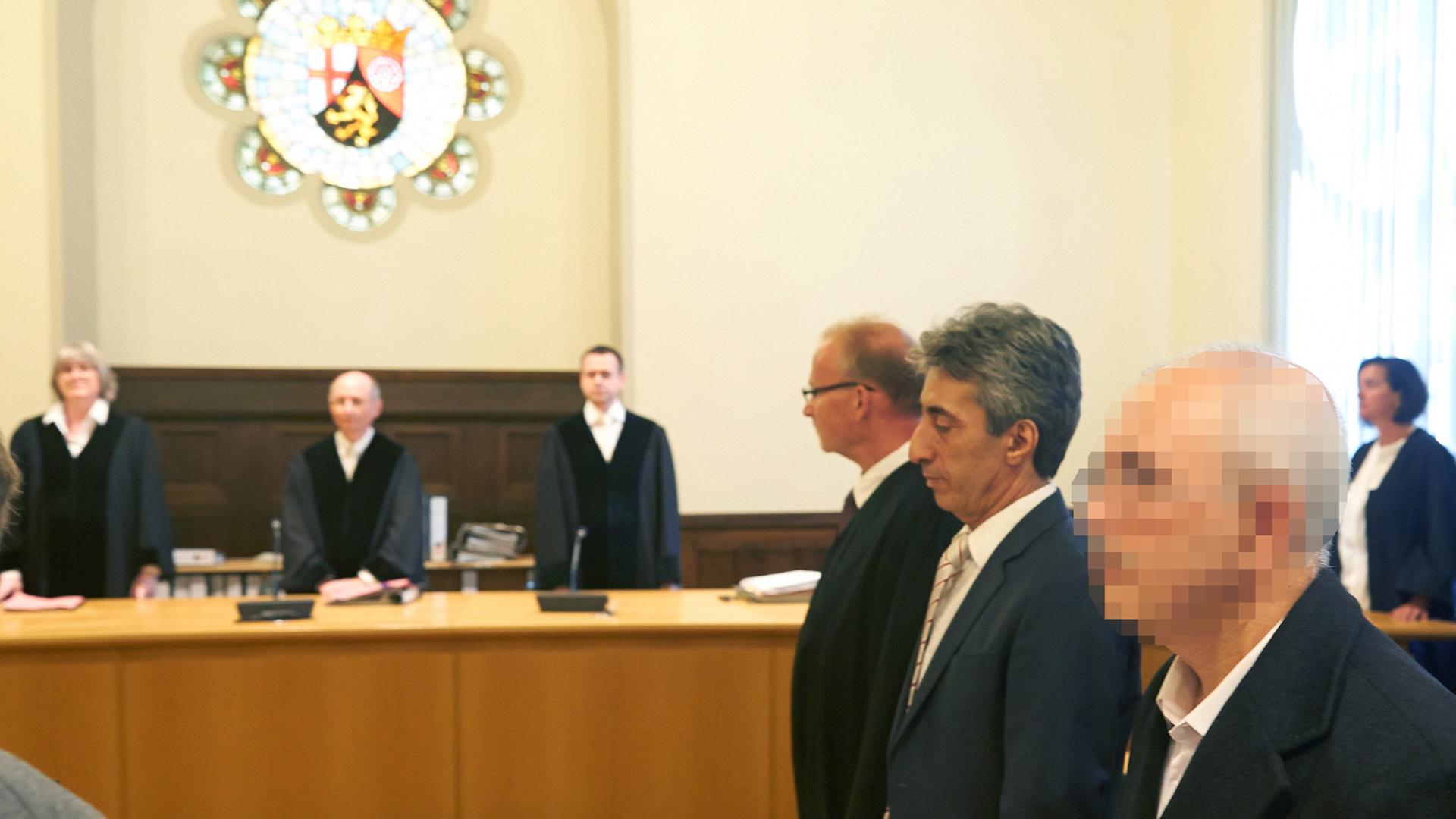 Der Angeklagte Muhammed G. (rechts) sitzt am 9. September 2015 im Gerichtssaal des Oberlandesgerichts in Koblenz. Ihm und zwei weiteren Angeklagten wird vorgeworfen, in Deutschland lebende Kritiker des türkischen Staatschefs Erdogan ausspioniert zu haben.