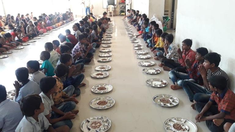 Waisenkinder beim Essen - im indischen Waisenhaus Adhartirth Aashram