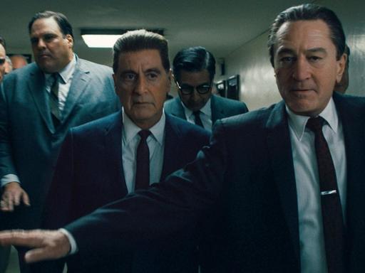 Szene aus dem Film "The Irishman" mit Al Pacino als Jimmy Hoffa und Robert De Niro.